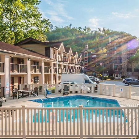 Super 8 By Wyndham Downtown Gatlinburg At Convention Center Exterior foto
