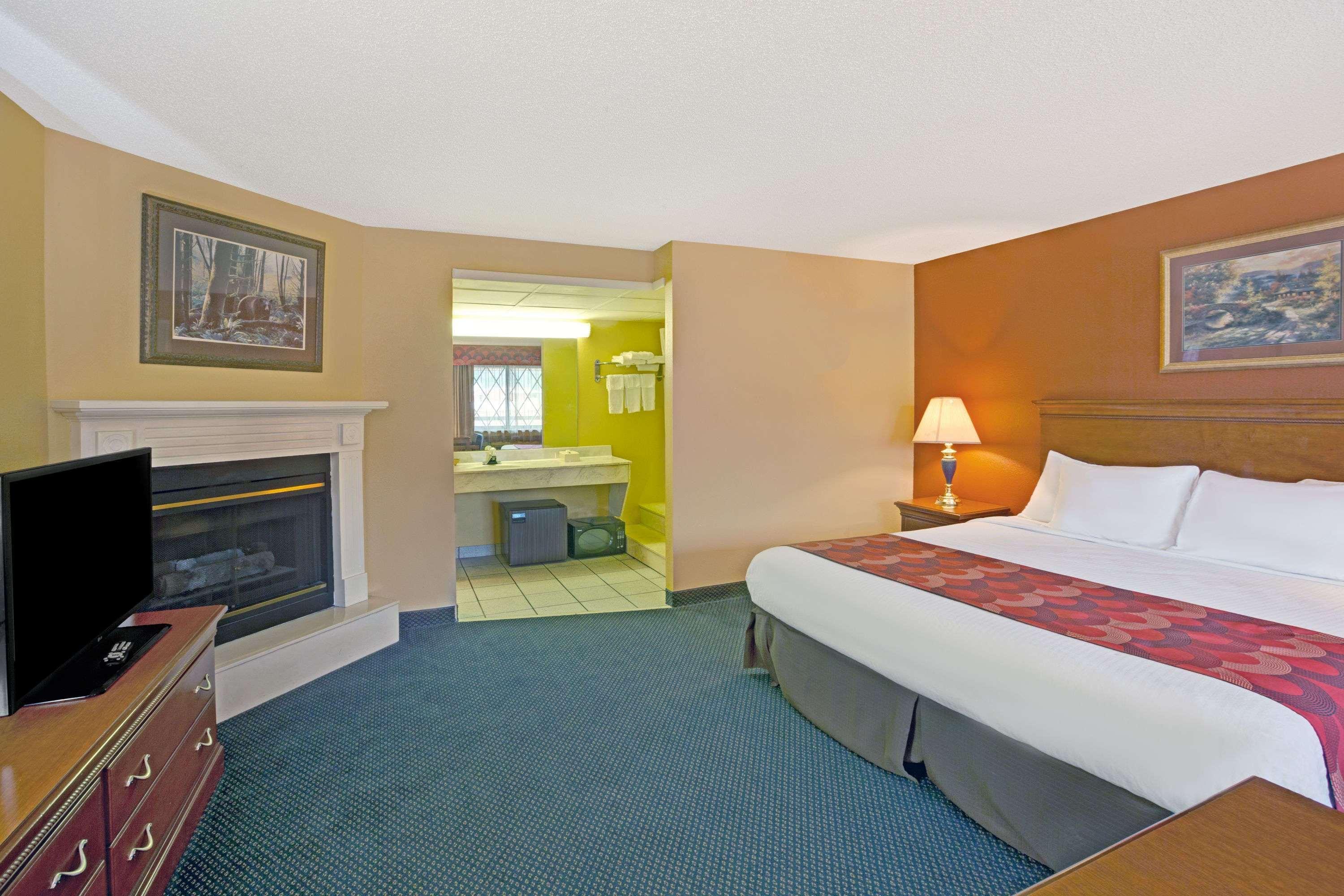 Super 8 By Wyndham Downtown Gatlinburg At Convention Center Exterior foto