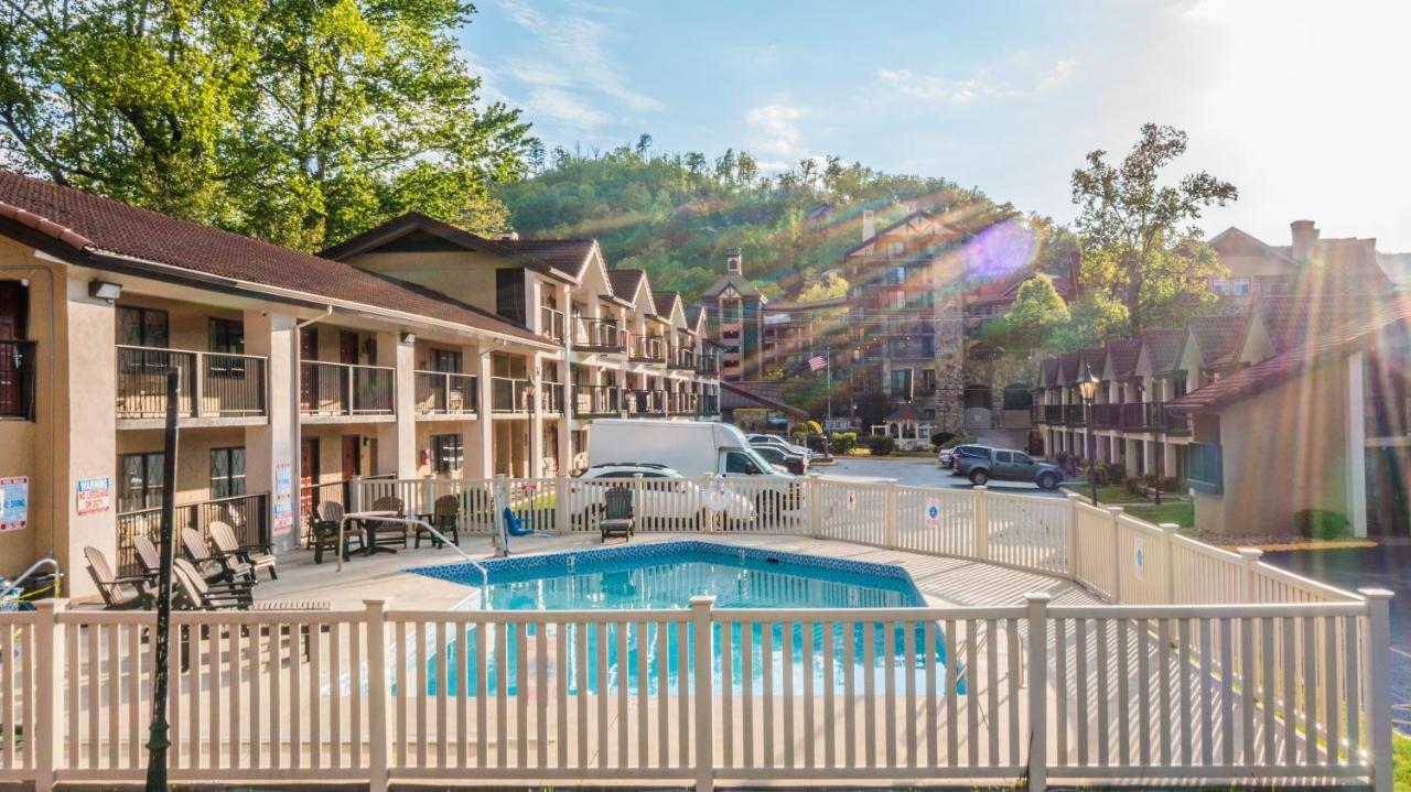 Super 8 By Wyndham Downtown Gatlinburg At Convention Center Exterior foto