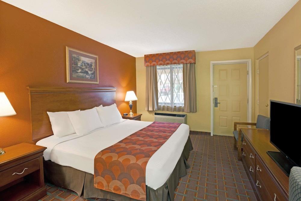 Super 8 By Wyndham Downtown Gatlinburg At Convention Center Exterior foto