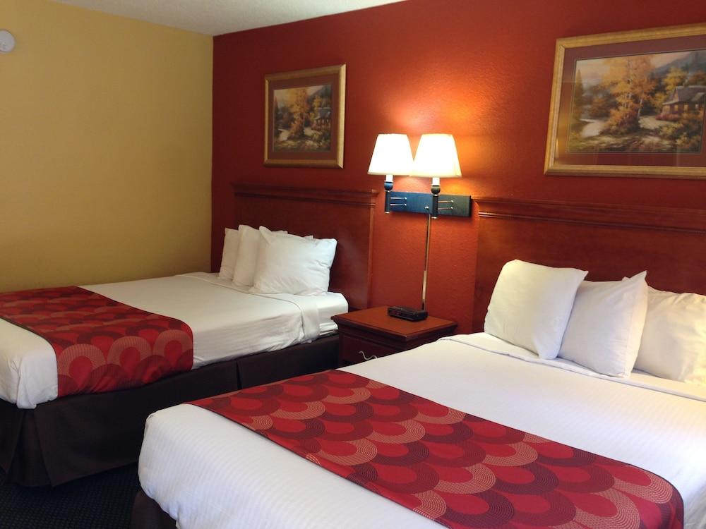 Super 8 By Wyndham Downtown Gatlinburg At Convention Center Exterior foto