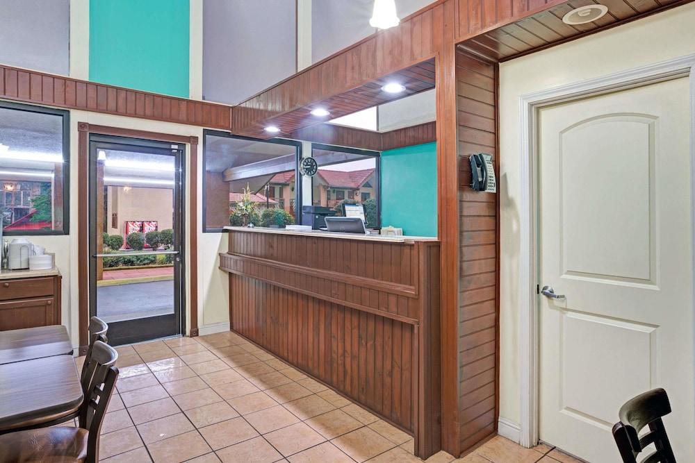 Super 8 By Wyndham Downtown Gatlinburg At Convention Center Exterior foto
