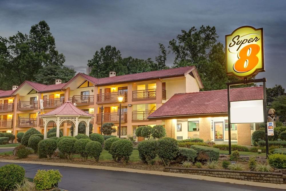 Super 8 By Wyndham Downtown Gatlinburg At Convention Center Exterior foto