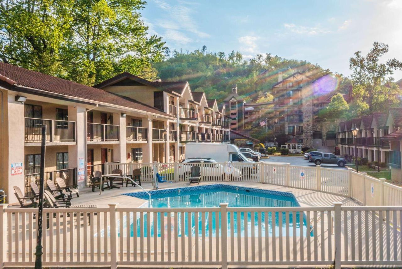 Super 8 By Wyndham Downtown Gatlinburg At Convention Center Exterior foto