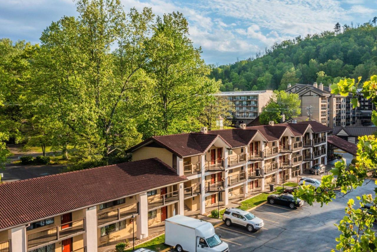 Super 8 By Wyndham Downtown Gatlinburg At Convention Center Exterior foto