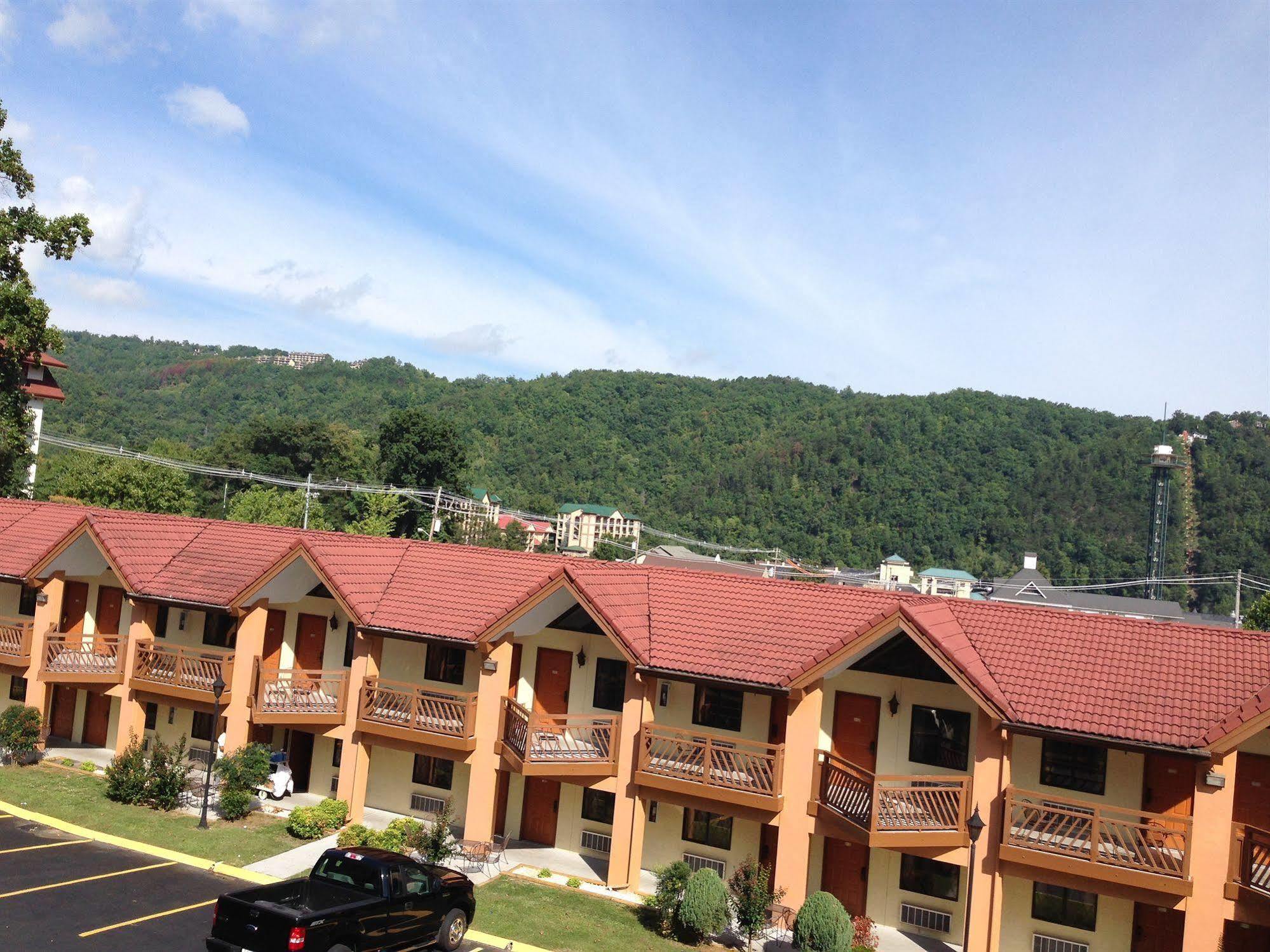 Super 8 By Wyndham Downtown Gatlinburg At Convention Center Exterior foto