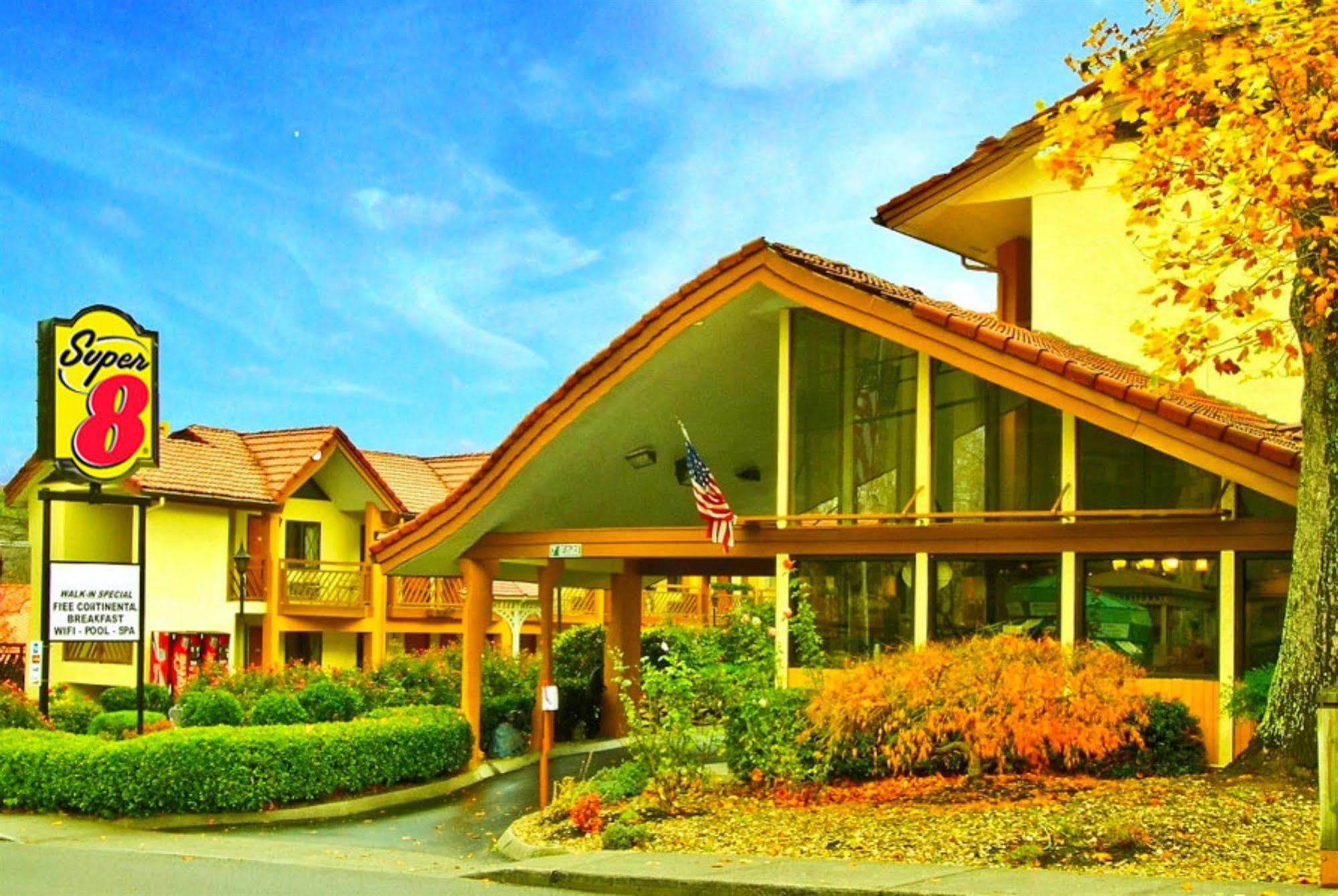 Super 8 By Wyndham Downtown Gatlinburg At Convention Center Exterior foto