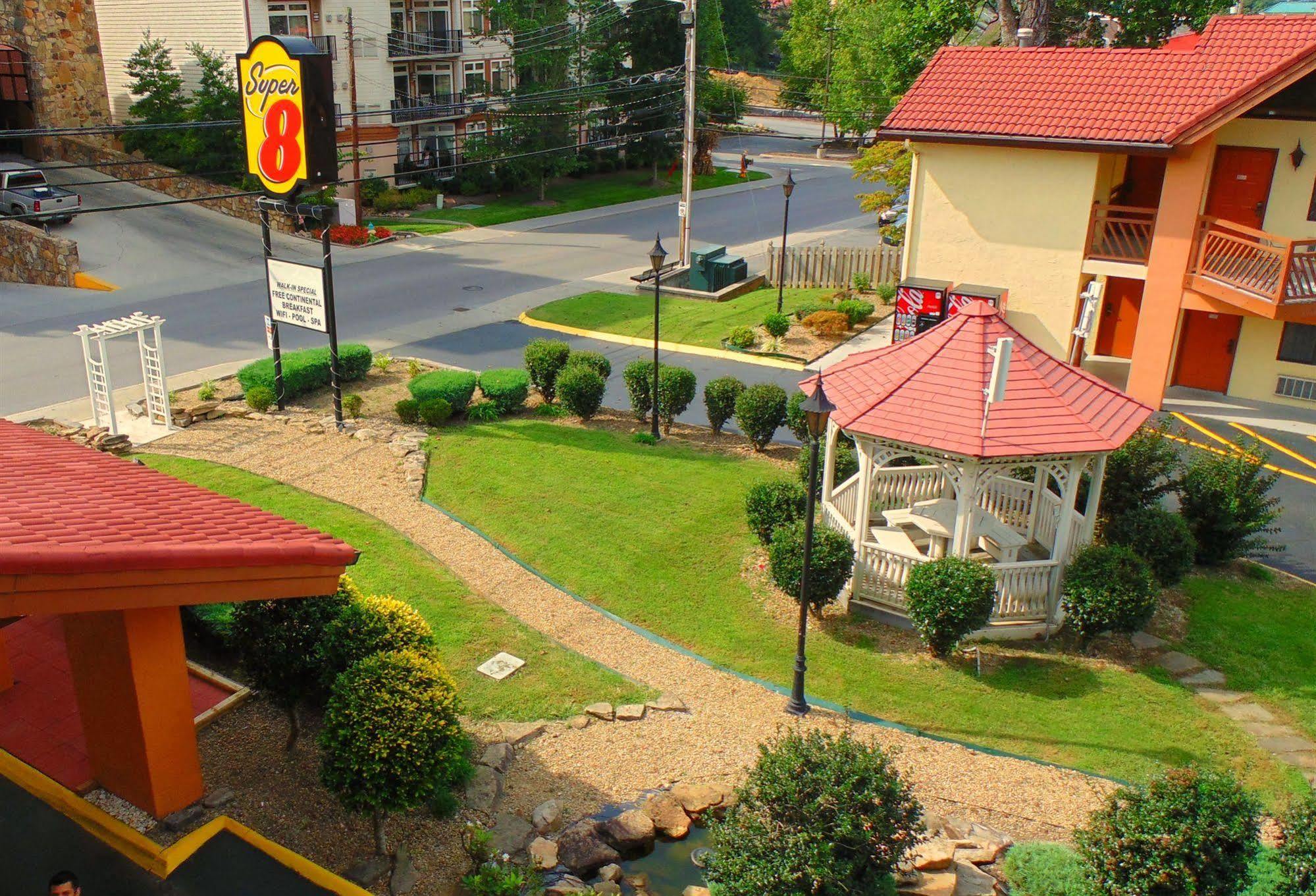 Super 8 By Wyndham Downtown Gatlinburg At Convention Center Exterior foto